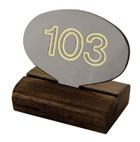 Oval table sign in brass, mis. 80x80 mm.