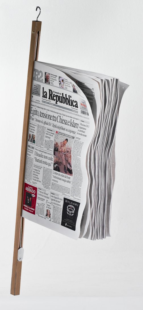 Newspaper holder, in wood and steel or brass. Dim.20x20x750mm